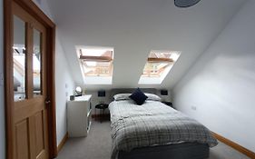 Entire Modern Cottage Close To Beach - Pet Friendly